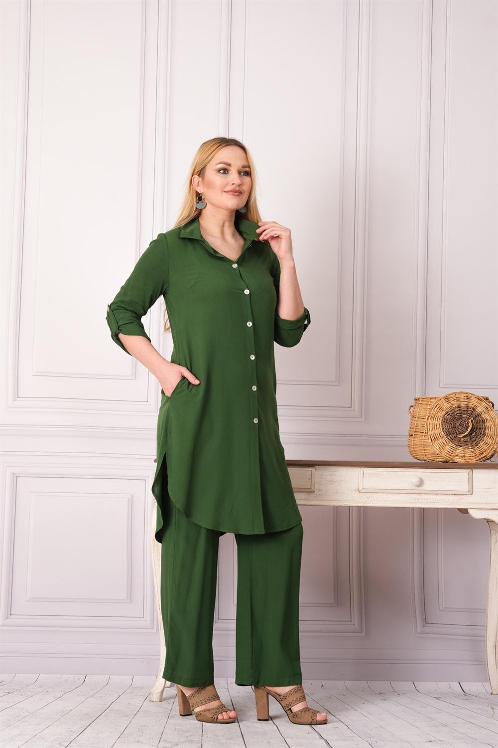 Yeşil Düğmeli Gömlek ve Pantolon Takım
