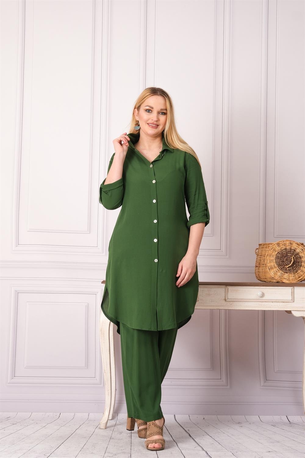Yeşil Düğmeli Gömlek ve Pantolon Takım